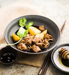 Poulet et pommes de terre, sauce miel-soja