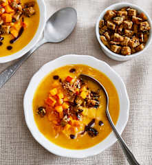Süßkartoffel-Kürbis-Suppe mit Kräutercroûtons