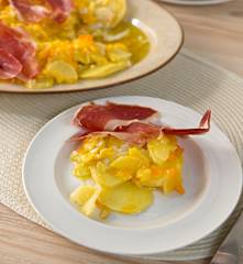 Huevos rotos con patatas y jamón