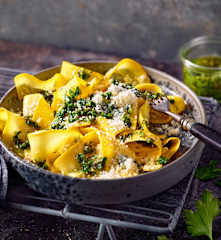 Gelbe Zucchini-Nudeln mit Petersilien-Salsa