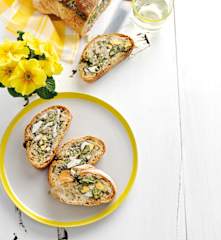 Mit Eiern und Fisolen gefülltes Brot