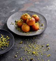 Gulab jamun com água de rosas