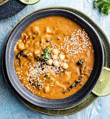 Erdnusssuppe mit Süßkartoffeln und Grünkohl