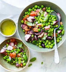 Salade de petits pois, poulpe, tomates et olives