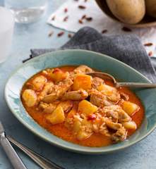 Pollo guisado con patatas y piquillos en cocción lenta