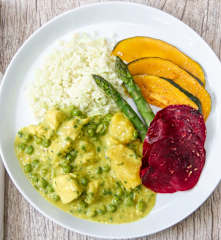 Frango ao curry acompanhado de arroz de couve flor e legumes