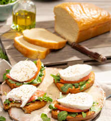 Tostadas keto con jitomate, mozzarella y arúgula