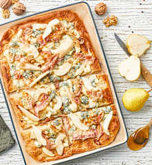 Pizza con Gorgonzola, pancetta croccante, pere, miele e noci