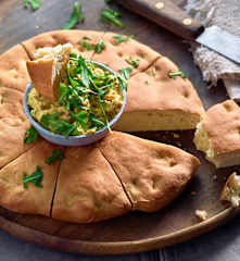 Focaccia con crema spalmabile all'avocado