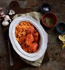Contramuslos de pollo en salsa de pimiento rojo con arroz en cocción lenta