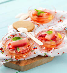 Nage de rhubarbe aux fraises et au basilic