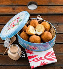 Ovos panados com molho cocktail