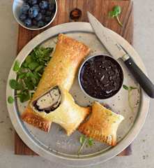 Pavo envuelto con compota de arándanos