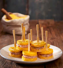 Bocconcini di polenta e salsiccia al forno