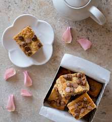 Peanut butter choc chip slice