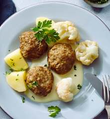 Frikadellen mit Blumenkohl, Kartoffeln und Senfsauce