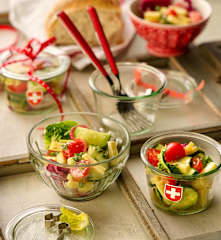 Käsesalat mit Gurke und Tomaten