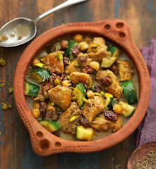 Tajine de poulet aux oignons confits, raisins secs et pistaches