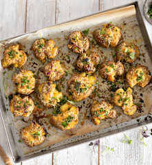 Patatas chafadas con mantequilla de ajo y perejil