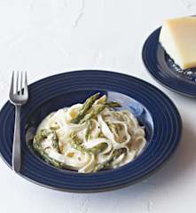 Tagliatelle con salsa de queso y espárragos