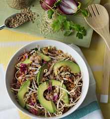 Ensalada de lentejas con brotes y aguacate