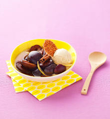 Soupe de prunes et glace à la cannelle