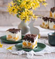 Sernik jogurtowy z brzoskwiniami