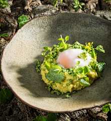 Cremige Polenta mit Wildkräuterkäse und pochiertem Ei