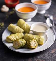 Menú: Sopa de tomate. Rollitos de repollo rellenos con salsa de setas frescas