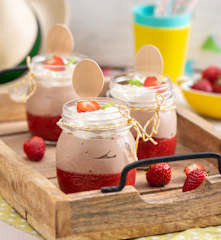 Truskawkowy deser warstwowy