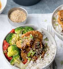 Tempeh teriyaki z warzywami i ryżem