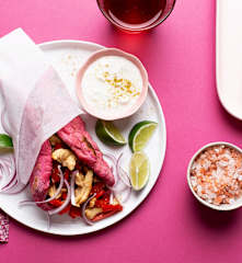 Gyros de remolacha con salteado de pollo