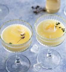 Mocktail de limón y tomillo