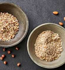 Almendras o avellanas picadas gruesas (200-300 g)