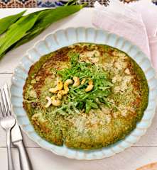Bärlauch-Speck-Pfannkuchen mit Rucola-Salat