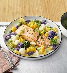 Tranci di salmone con cavoli colorati e pinoli