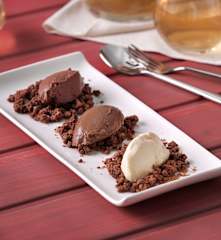 Cremosos de tres chocolates y arena de cacao