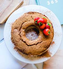 Bolo de frutos vermelhos com nozes sem glúten