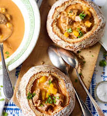 Gulaschsuppe im Brot
