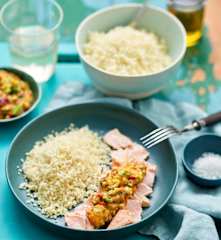 Salmão com bulgur e molho de manga verde
