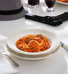 Espaguetis con albóndigas y salchichas (El Padrino)