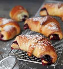 Croissants briochés à la confiture de myrtilles