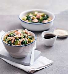 Łosoś teriyaki z soczewicą, szpinakiem i awokado