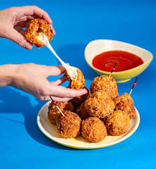 Pomidorowe arancini z ciągnącą się mozzarellą