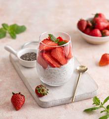 Serniczek na zimno z truskawkami