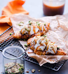 Tartine de croissant avec sauce caramel et chantilly