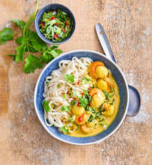 Curry thaï de saint-jacques et nouilles de riz