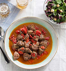 Carrilleras guisadas con cerveza y pimientos del piquillo
