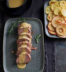 Veau sauce aux légumes, chips de pomme et de pomme de terre