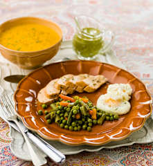 Refeição completa para 4: Creme de legumes e frango com ervilhas, feijão-verde, cenouras e ovos escalfados
